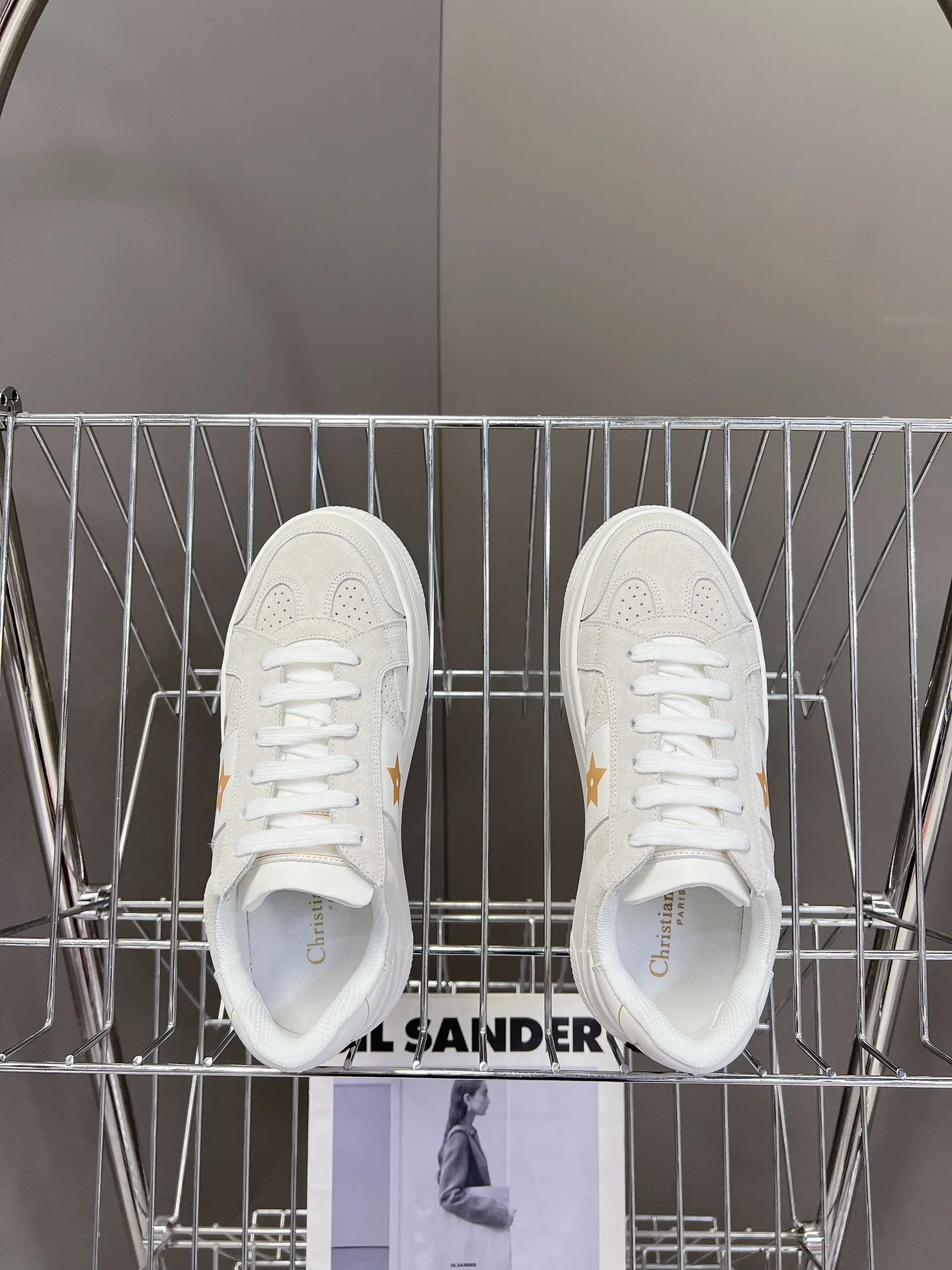 👟👟Ex-factory price 640👟👟 Dior's new platform shoes thick-soled casual shoes. Purchased and developed from Taikoo Hui RMB 16,400. These Dior Star sneakers continue the timeless silhouette and are carefully made of cow leather, so they are particularly comfortable on the feet. They are decorated with tonal suede panels and metal stars to decorate the lace eyelets to enhance the style. The lightweight style is matched with the "Christian Dior" logo thin sole, suitable for all seasons, and can be matched with all kinds of casual looks to add a finishing touch. Classic and super durable. The upper is stitched with cowhide. The original IP outsole height is 4CM. Size: 35-41. A full set of counter synchronized gift boxes 💝 packaging